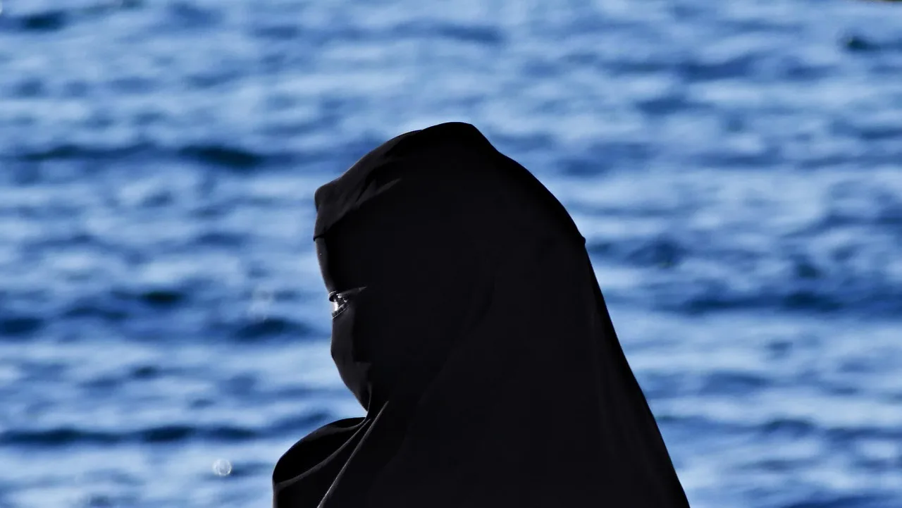 Österreich verbietet Kopftuch für Mädchen unter 14: Stocker sagt politischem Islam den Kampf an