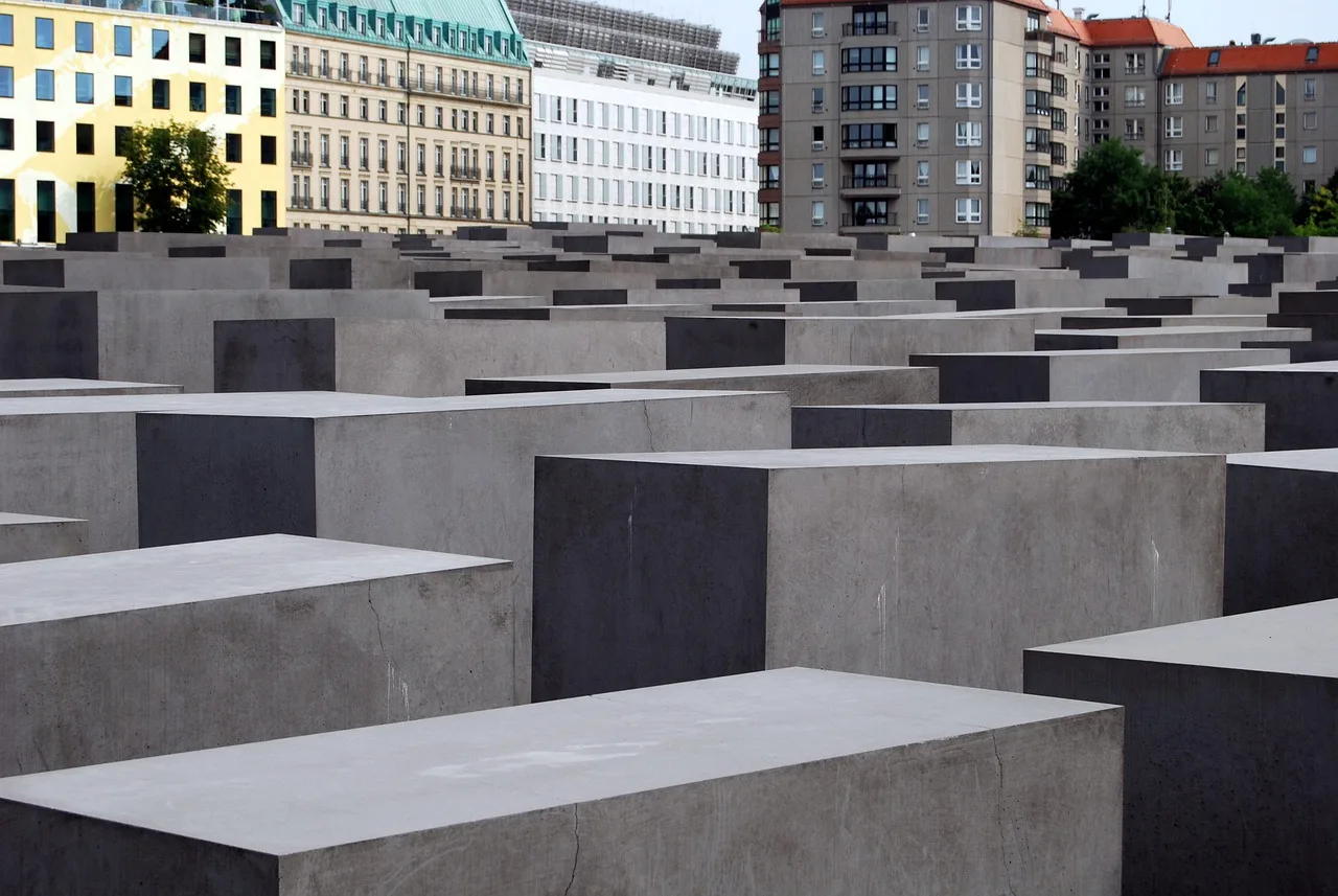 Anschlag am Holocaust-Mahnmal: Zweiter Syrer wegen Beihilfe zum Mordversuch angeklagt