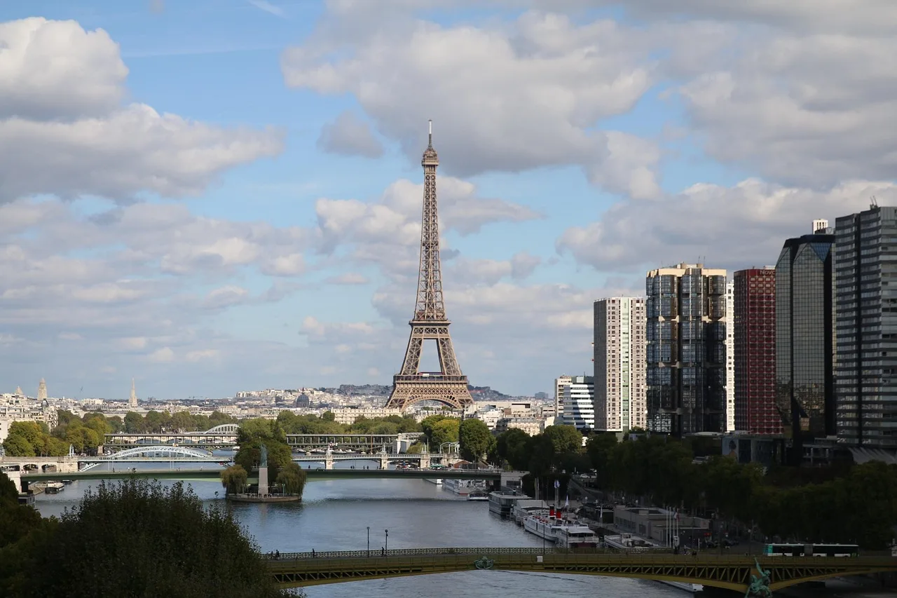 Schüsse aus fahrendem Auto bei Paris: Ein Toter, vier Verletzte